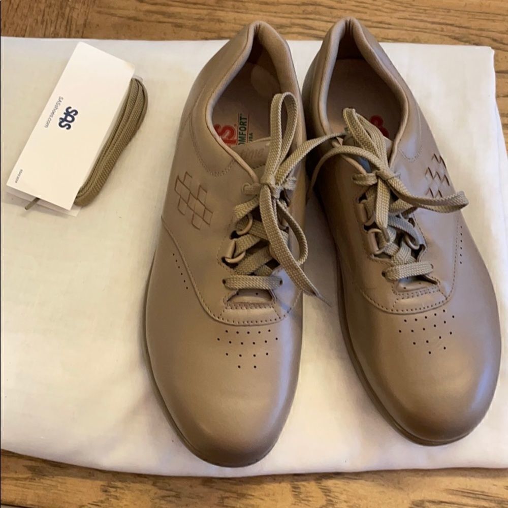 SAS LIGHT BROWN LEATHER SNEAKERS.  NEW